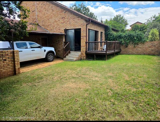 2 BEDROOM TOWNHOUSE FOR SALE IN ROOIHUISKRAAL NORTH
